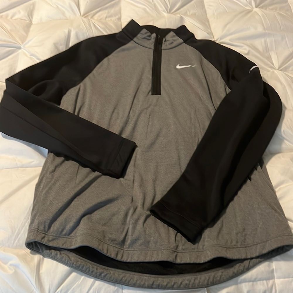Nike Golf Aerolayer 1/4 zip pullover. Men’s medium gray/black. Great condition.